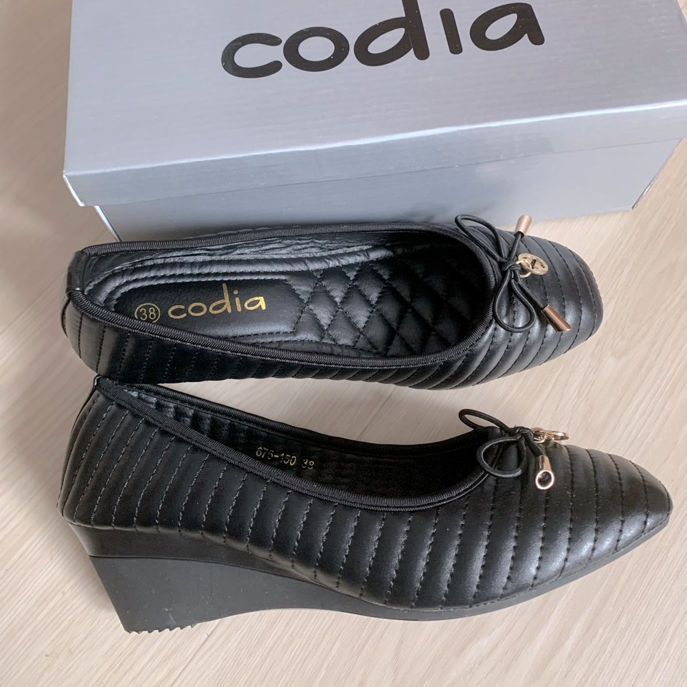 BNIB platform black shoes with gold details